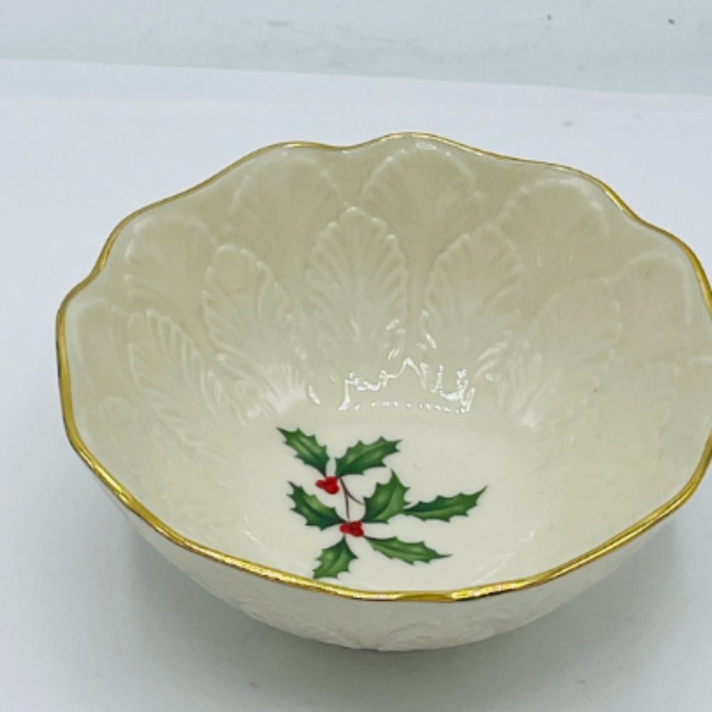 Lenox Holiday Sylvan Bowl Ivory Holly Berry Pattern Gold Trim